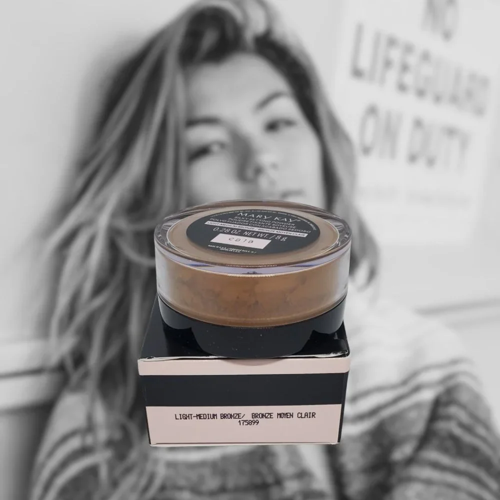Light-to-Medium Bronze Silky Setting Powder - Mary Kay